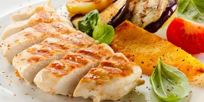 Chicken breast with vegetables to lose weight