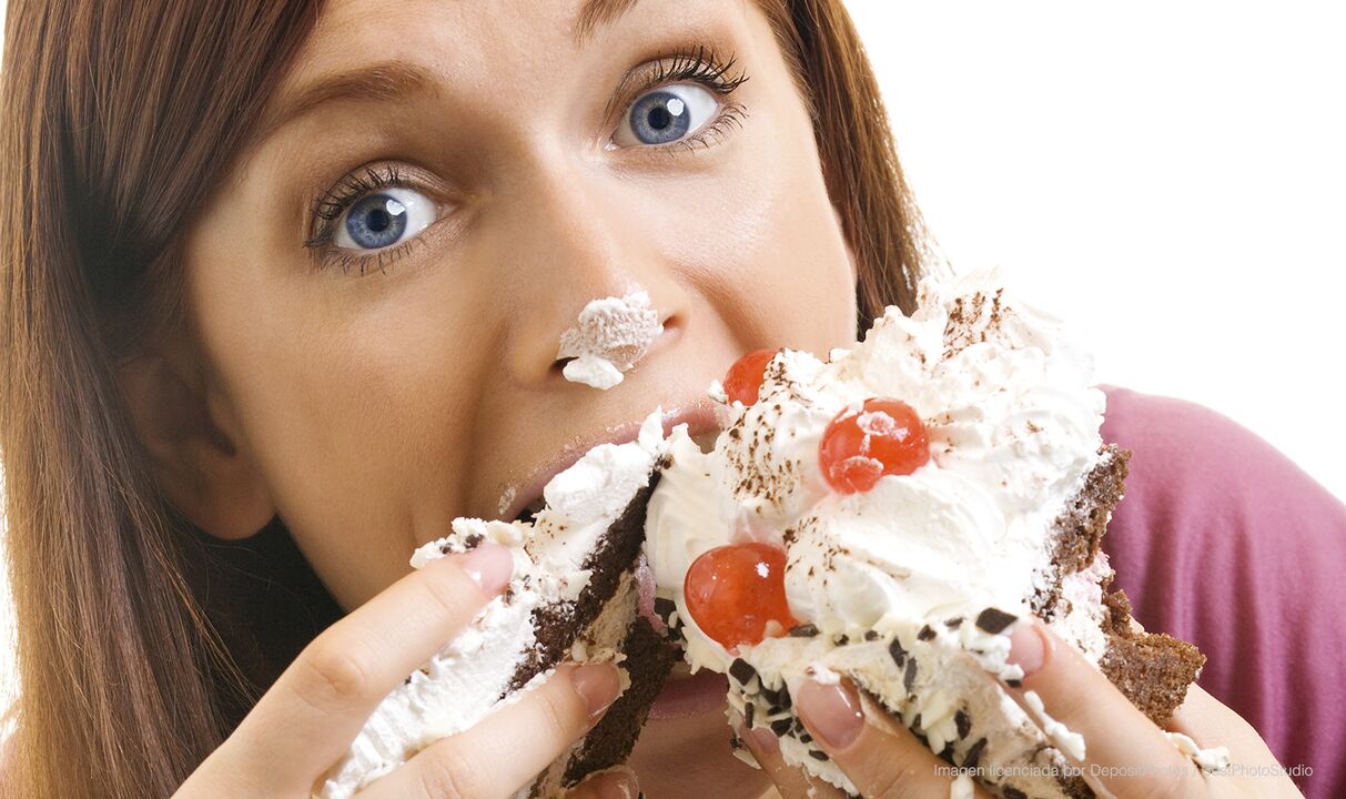 The girl eats cake and learns how to lose weight