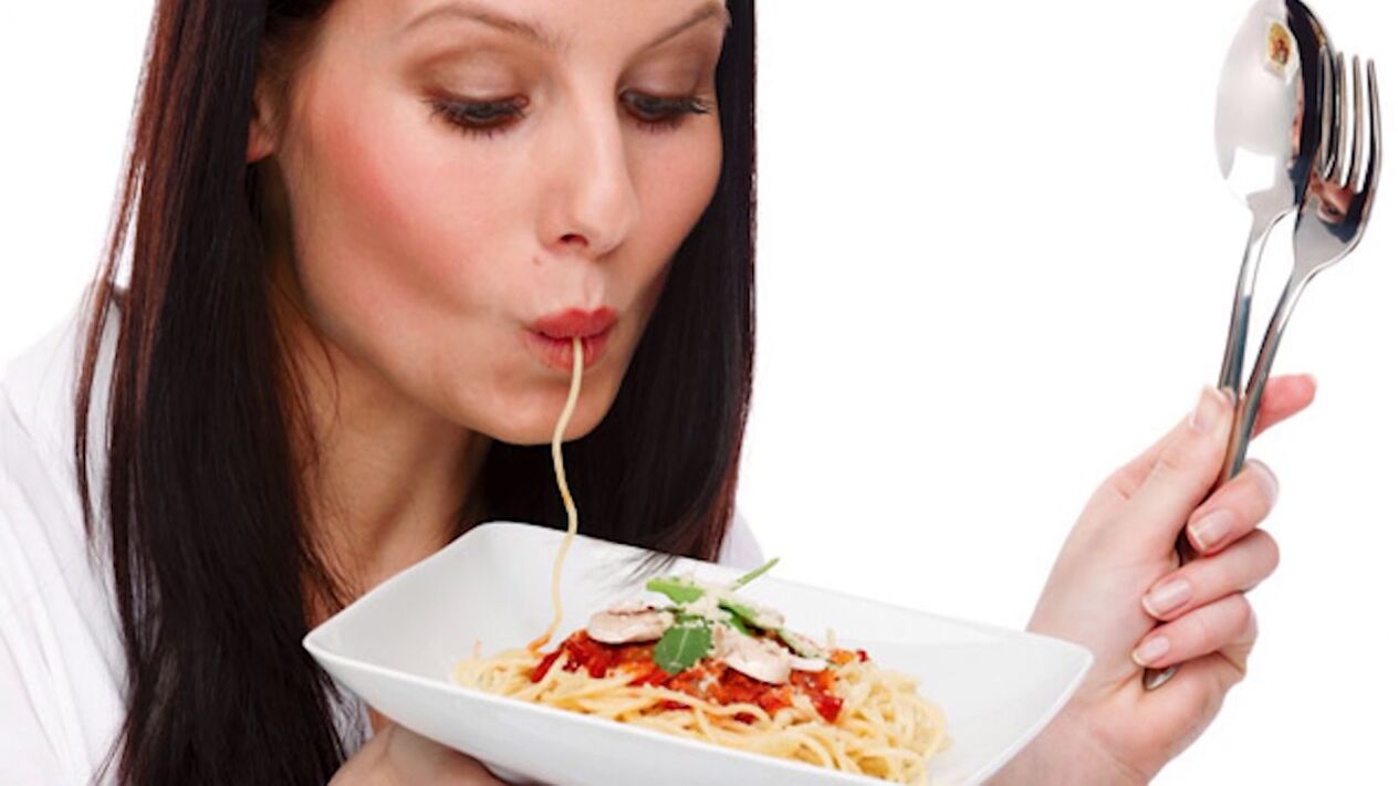 woman eating spaghetti to lose weight