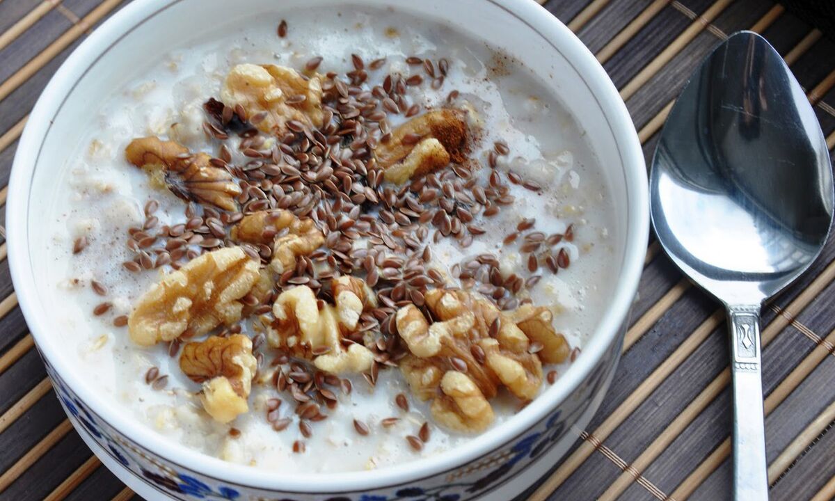 Milk flaxseed porridge - a healthy breakfast in the diet of weight loss